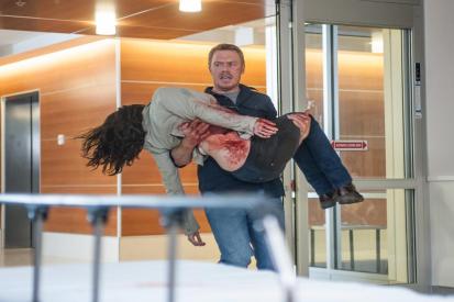 Radius_Liam-brings-bloody-Jane-to-hospital